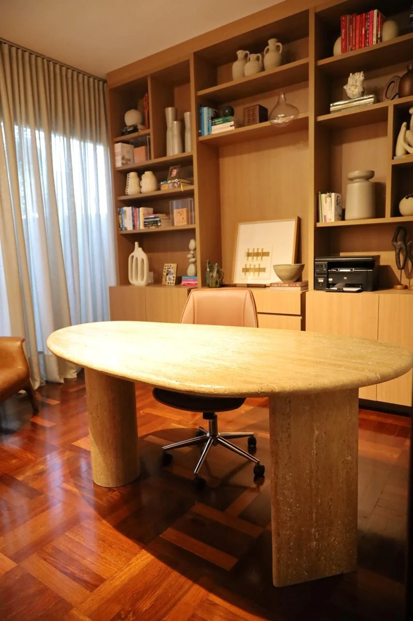 Mesa oval autoral em travertino, peça em rocha natural sob medida