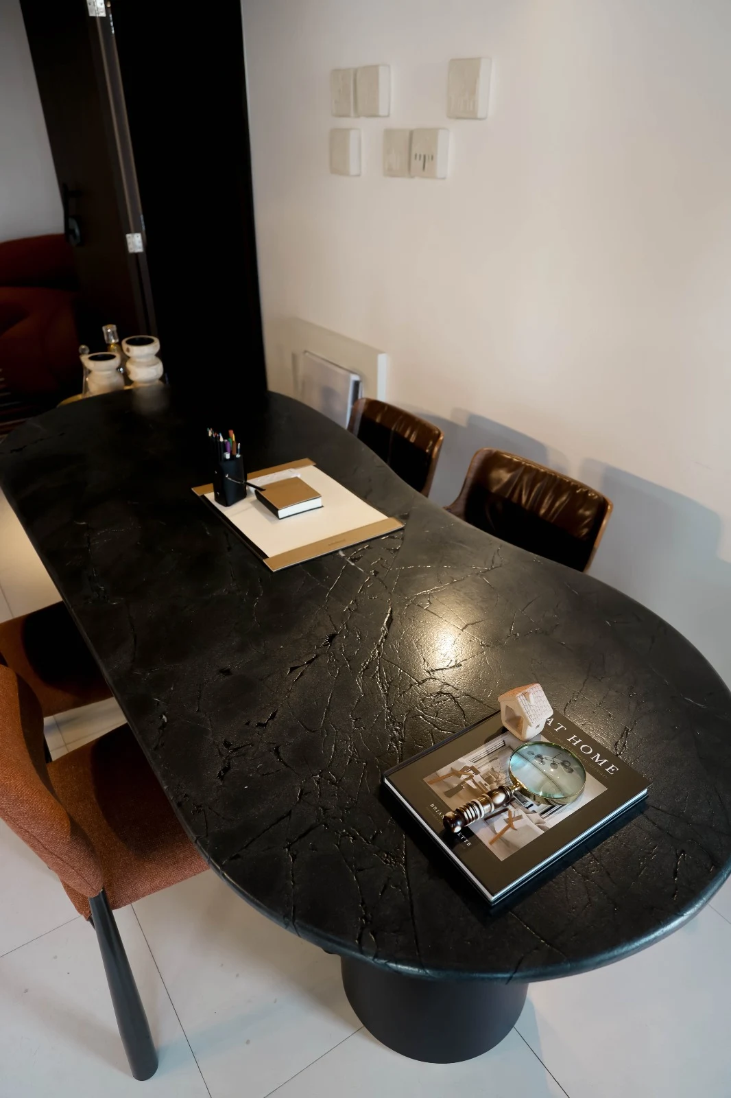 Mesa autoral em rocha natural preta, peça personalizada da Pedra Nobre Concept composta com o ambiente