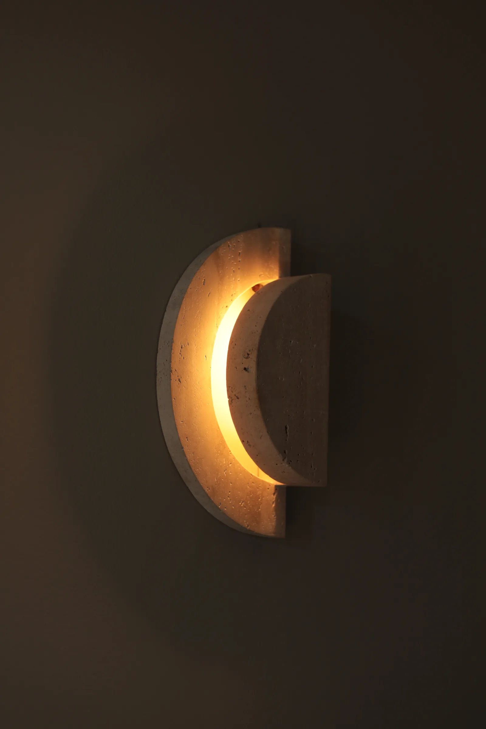 Arandela autoral em rocha natural com iluminação embutida