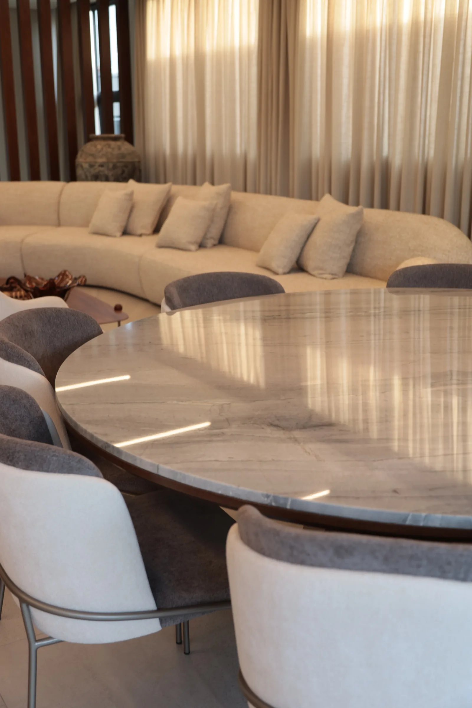 Ambiente contemporâneo com mesa em rocha natural